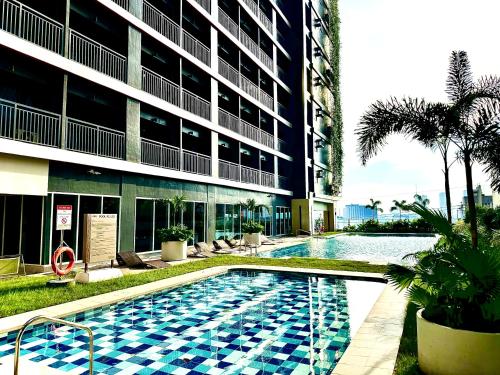 Bazén v ubytování High Rise Condo with Balcony, Pool, Grand Lobby,Gym and Sky Garden 22F nebo v jeho okolí
