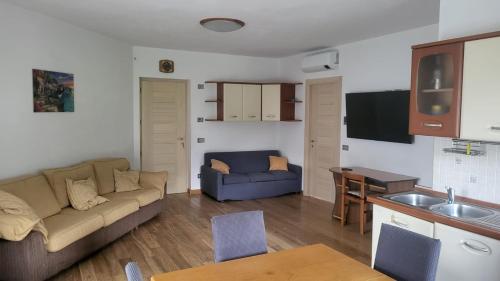 a living room with a couch and a table at CASA VACANZE RELAX in Riva di Solto
