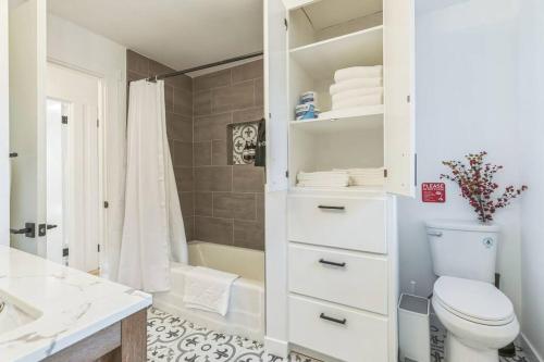 Ένα μπάνιο στο Welcome to Modern Bright Home!