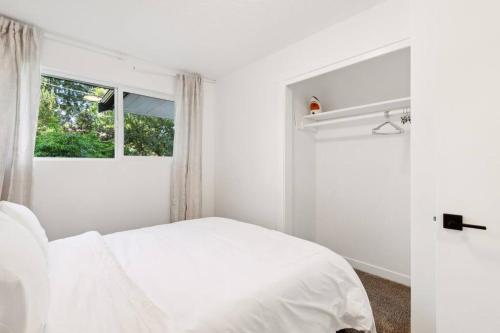 Ένα ή περισσότερα κρεβάτια σε δωμάτιο στο Welcome to Modern Bright Home!