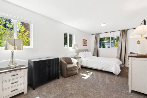 Ένα ή περισσότερα κρεβάτια σε δωμάτιο στο Welcome to Modern Bright Home!