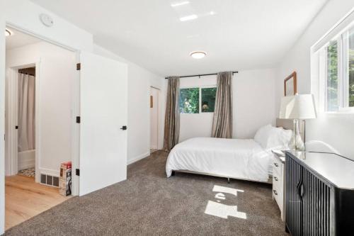 Ένα ή περισσότερα κρεβάτια σε δωμάτιο στο Welcome to Modern Bright Home!