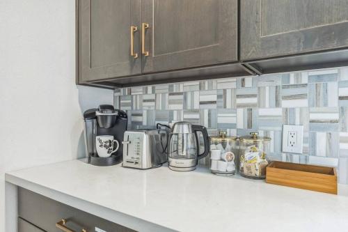 Η κουζίνα ή μικρή κουζίνα στο Welcome to Modern Bright Home!