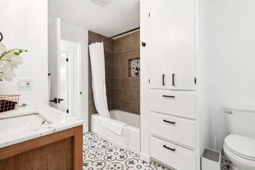 Ένα μπάνιο στο Welcome to Modern Bright Home!
