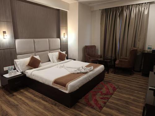 a bedroom with a large bed in a hotel room at Hotel Idhayan Palace in Vrindāvan