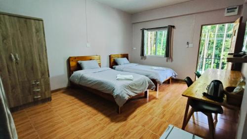 เตียงในห้องที่ Makorn Nonkleng