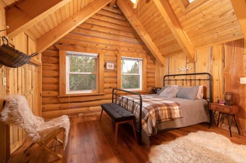 Giường trong phòng chung tại 19 - Moonlight Ridge home