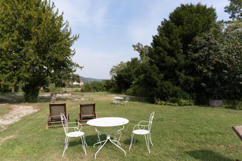 a table and chairs sitting in the grass at La source de l'abbaye in Tonnerre