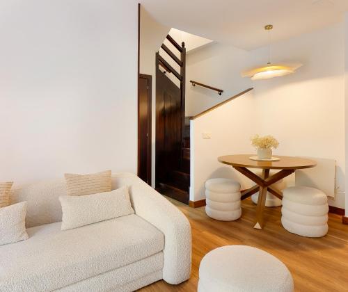 a living room with a couch and a table at Dúplex Casco Histórico-Catedral Parking incluido in Oviedo