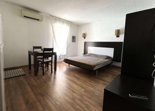une chambre avec un lit, une table et un bureau dans l'établissement SAINT-FLORENT Studio PISCINE FLO300-146, à Saint-Florent