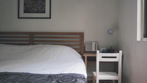 a bedroom with a bed and a desk with a microwave at 九份山嶼海 in Jiufen