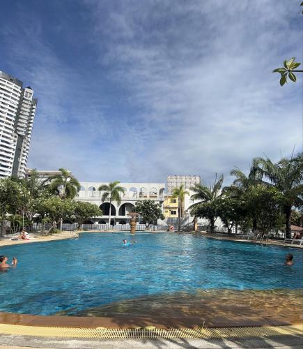 Piscina a Viewtalay Beachfront by ND o a prop