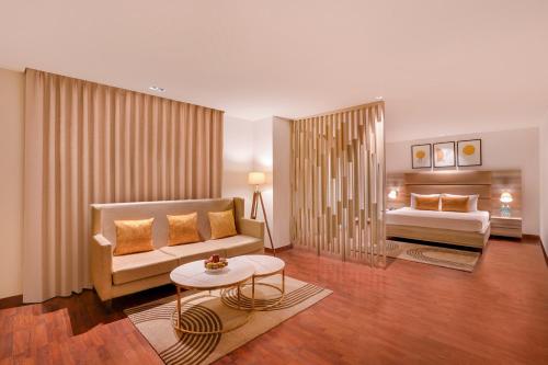 Postel nebo postele na pokoji v ubytování Lemon Tree Hotel, Noida