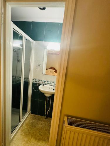 a bathroom with a sink and a mirror at The Bliss 9 Home Stay, En-suite, Self check in with smart lock, Non Smoking Home in and out, Zero tolerance for noise after 11pm in Southampton