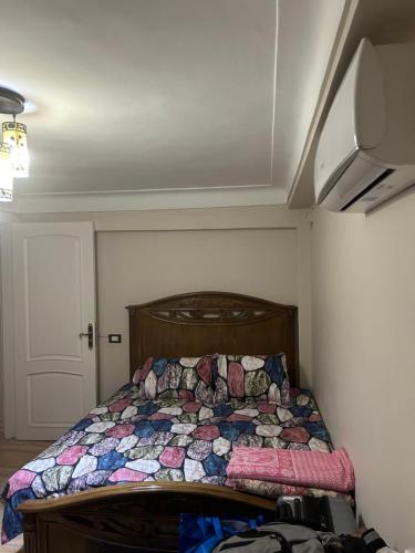 Nice luxurious stay modern 2 bedroom flat with 3ACs, 3 Flat screen TVs, Free Wi-Fi large balcony in the heart of Alexandriaにあるベッド