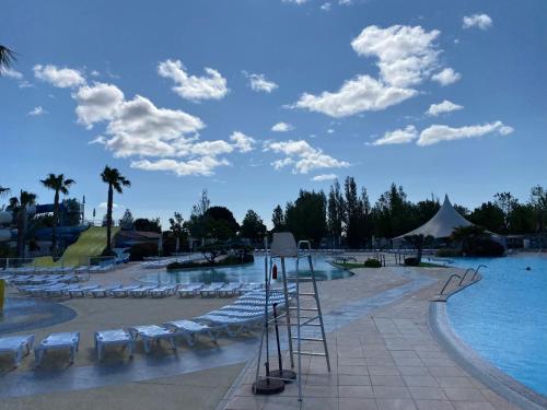 Πισίνα στο ή κοντά στο Ruhig gelegenes Mobilhome La Carabasse