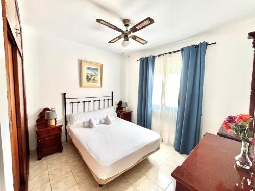 a bedroom with a bed and a ceiling fan at Conde Collection Matalascañas Doñana in Matalascañas