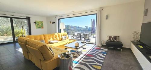 Maison contemporaine avec piscine vue dégagée