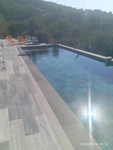 - une vue sur la grande piscine dans l'établissement Maison contemporaine avec piscine vue dégagée, à Draguignan