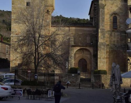 a man standing in front of a building at Alojamiento Rural Manomar in Torre de Don Miguel