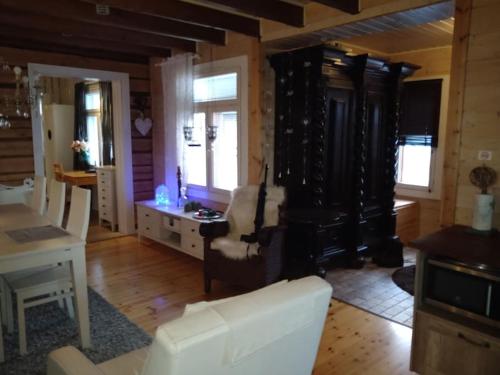 una sala de estar con un sofá y una mesa en Mama's house Skandinavia lake in Ivalo, en Akujärvi