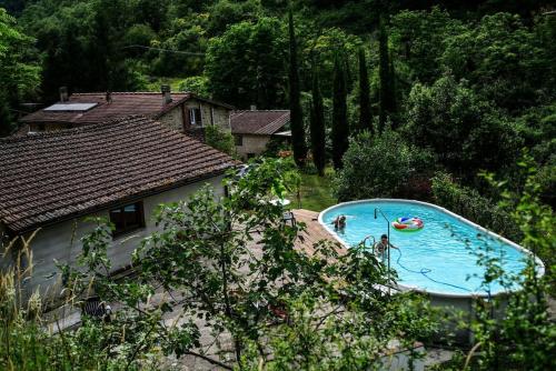 widok z góry na basen z ludźmi w nim w obiekcie Casa Botena w mieście Vicchio