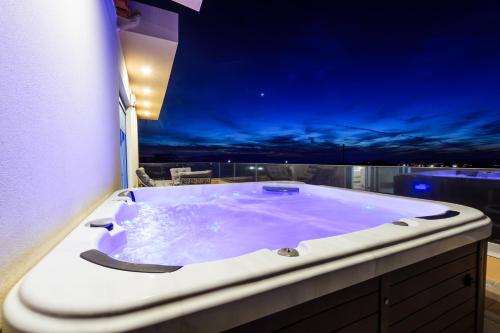 Habitación con bañera grande y vistas. en Cindy Luxury Villas Crete BLUE, en Stavros
