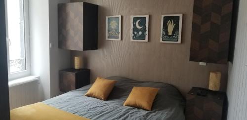 เตียงในห้องที่ Résidence Les Sources centre-ville F3