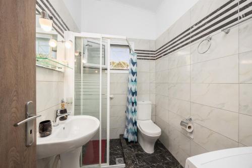 a bathroom with a toilet and a sink at Villa Aggiolina in Spartia