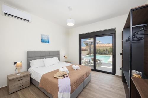 1 dormitorio con 1 cama, TV y piscina en Villa Petra, en Trapezaki