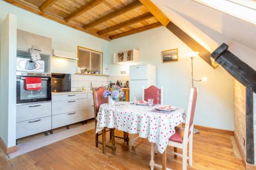 une cuisine avec une table recouverte d'une nappe dans l'établissement Appartement 400m du port, à Douarnenez