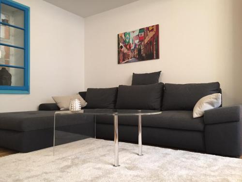 a living room with a couch and a table at Im Herzen der Altstadt in Heidelberg