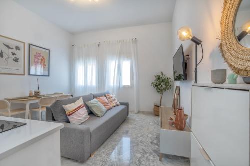 un salon avec un canapé et une table dans l'établissement El Oasis de San Pedro, à Cordoue