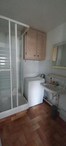 une salle de bain avec une douche, une baignoire et un lavabo dans l'établissement Le cocon du port Appartentre port et plages, à LʼHerbaudière