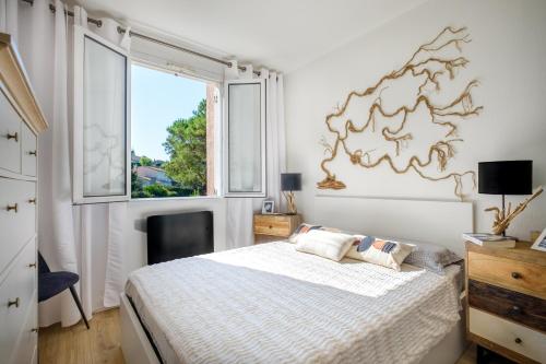 une chambre avec un lit et une fenêtre dans l'établissement Appartement Vaugrenier Presidences, à Villeneuve-Loubet