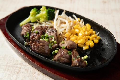 a black plate of food with meat and vegetables at ホテル ブルジュア 久留米 Hotel Bvljua -レジャーホテル- in Kurume