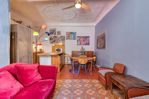 un salon avec un canapé rouge et une table dans l'établissement Maison - Halle 16 Heritage, à Agde