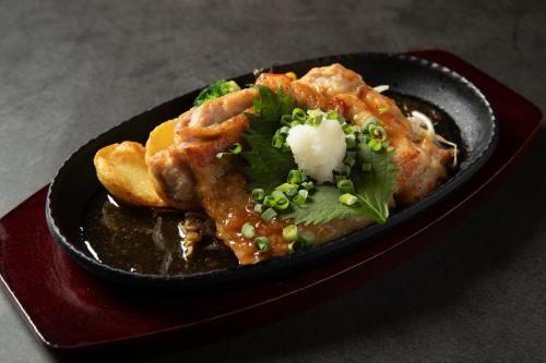 a black bowl of food on a red plate at ホテル ブルジュア 久留米 Hotel Bvljua -レジャーホテル- in Kurume