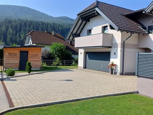 a house with a driveway and a garage at Ferienwohnung Glashütte in Sankt Michael im Lungau