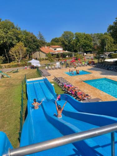 - un groupe de personnes sur un toboggan aquatique à la piscine dans l'établissement Camping Le Périgord, à Saint-Astier
