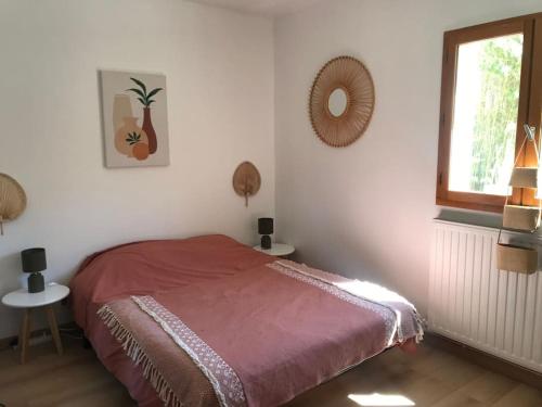 une chambre avec un lit et une fenêtre dans l'établissement Sport et nature aux dentelles, à Aubignan