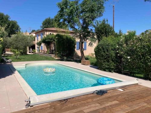 - une piscine avec 2 frisbees en face d'une maison dans l'établissement Sport et nature aux dentelles, à Aubignan