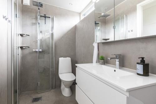 Private villa in central Östersund في أوسترسوند: حمام مع مرحاض ودش ومغسلة