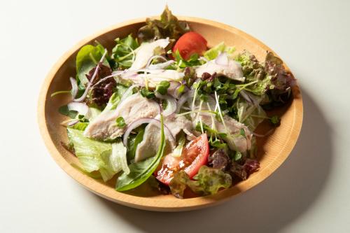 a salad in a wooden bowl on a table at ホテル ブルジュア 久留米 Hotel Bvljua -レジャーホテル- in Kurume