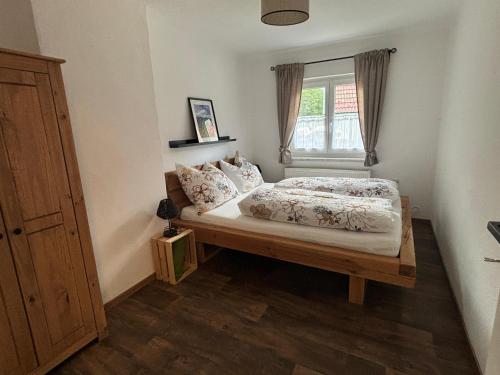a bedroom with a bed and a window at Ferienwohnung Langfeld in Hintersee