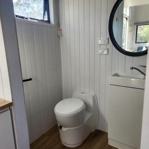 Un baño de Northern Grampians Hideaway by Tiny Away