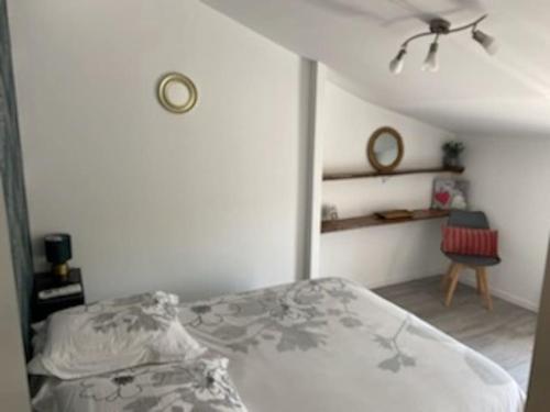 - une chambre avec un lit et un escalier dans l'établissement Maison de charme, à Lapalud