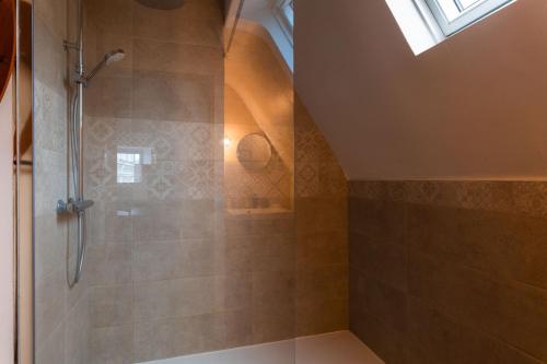 a bathroom with a shower with a glass door at Appartement spacieux au cœur d'Angers étage 3 - 6 personnes in Angers