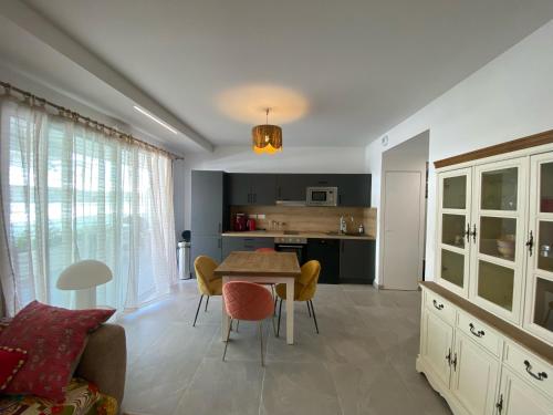 Très beau F2 neuf 50 M2 , grande terrasse 30 M2, très bien situé