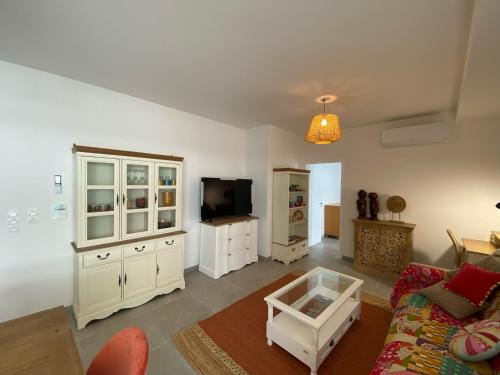 un salon avec un canapé et une télévision dans l'établissement Très beau F2 neuf 50 M2 , grande terrasse 30 M2, très bien situé, à Narbonne